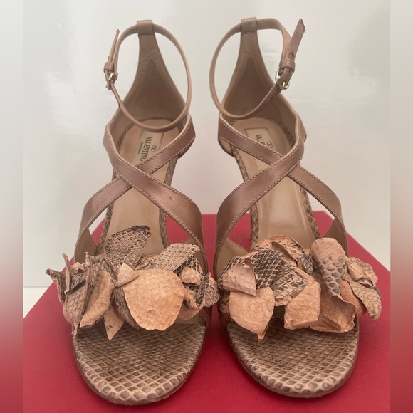 Valentino Garavani satin strappy high heels - Picture 8 of 9